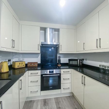 2 Bedroom City Centre Apartment In High Wycombe With Parking Ngoại thất bức ảnh