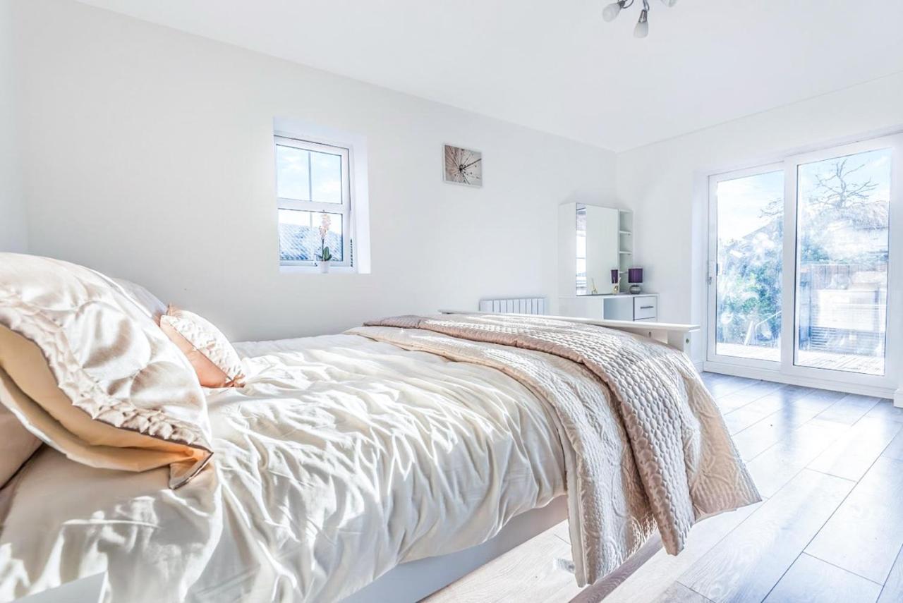 2 Bedroom City Centre Apartment In High Wycombe With Parking Ngoại thất bức ảnh
