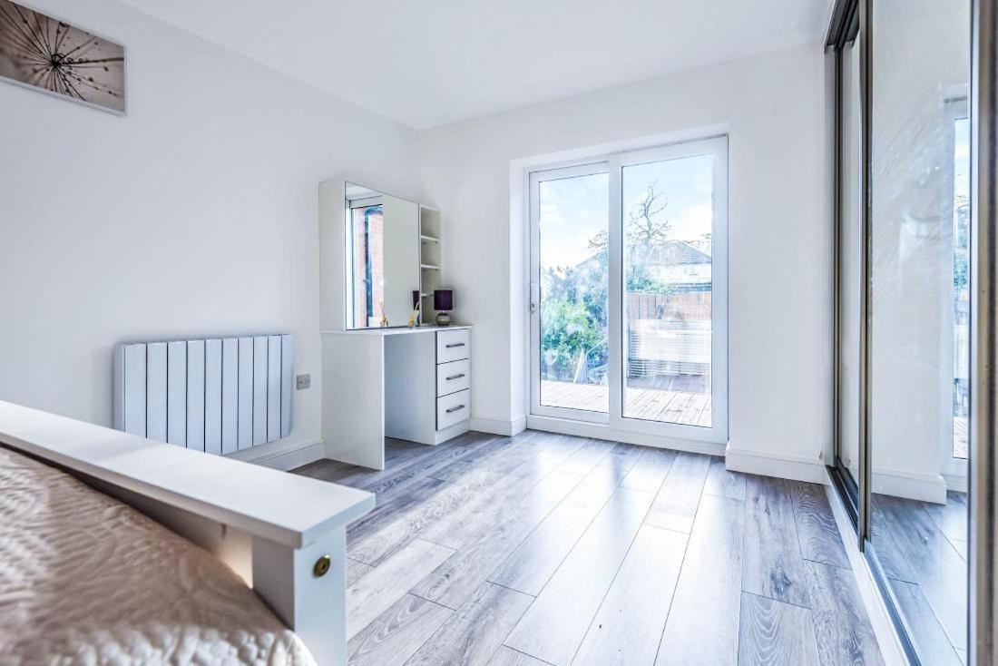 2 Bedroom City Centre Apartment In High Wycombe With Parking Ngoại thất bức ảnh
