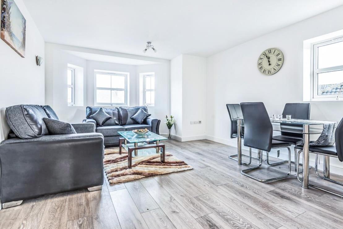 2 Bedroom City Centre Apartment In High Wycombe With Parking Ngoại thất bức ảnh