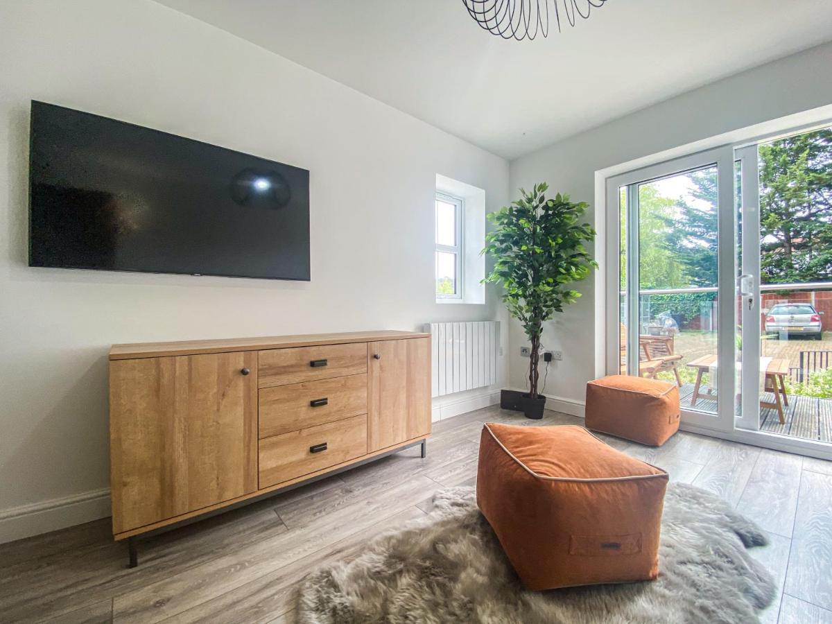 2 Bedroom City Centre Apartment In High Wycombe With Parking Ngoại thất bức ảnh