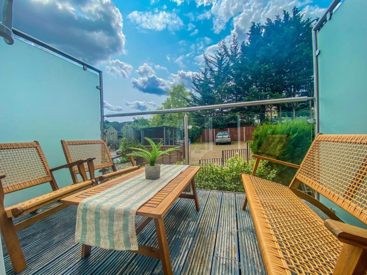2 Bedroom City Centre Apartment In High Wycombe With Parking Ngoại thất bức ảnh