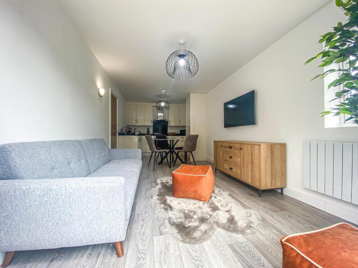 2 Bedroom City Centre Apartment In High Wycombe With Parking Ngoại thất bức ảnh