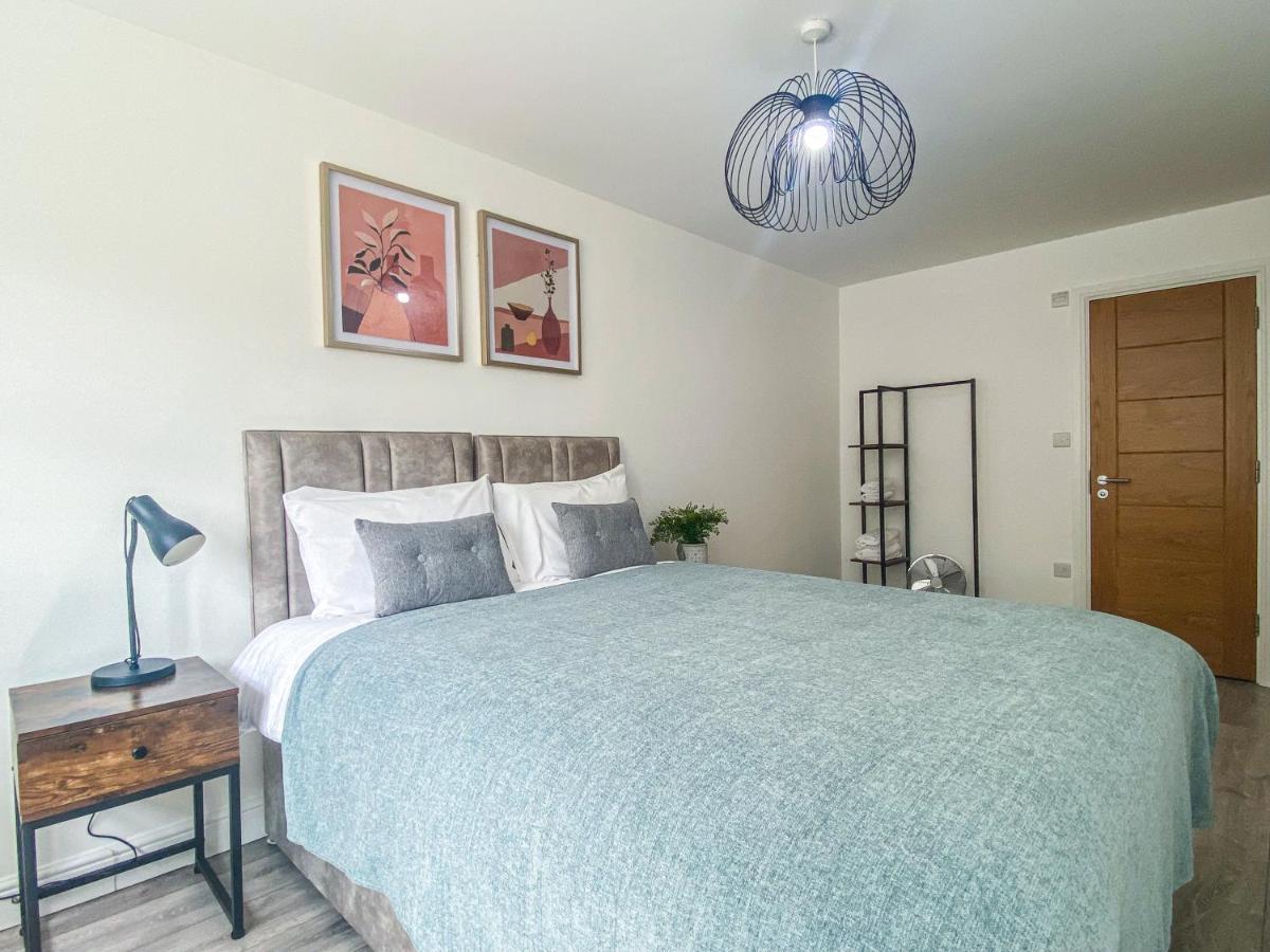 2 Bedroom City Centre Apartment In High Wycombe With Parking Ngoại thất bức ảnh