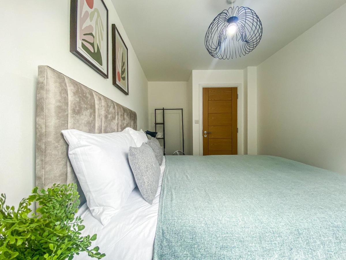 2 Bedroom City Centre Apartment In High Wycombe With Parking Ngoại thất bức ảnh