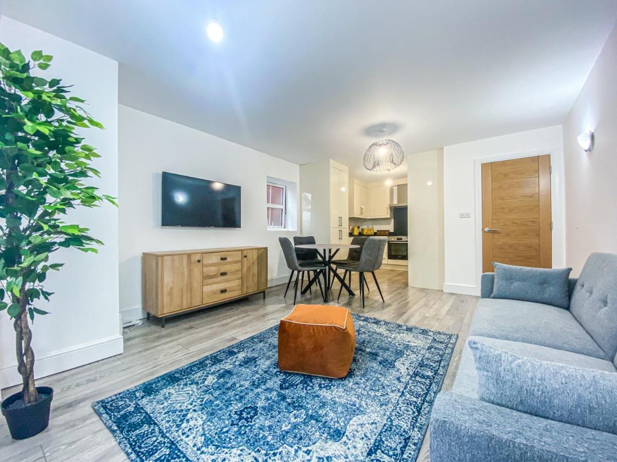 2 Bedroom City Centre Apartment In High Wycombe With Parking Ngoại thất bức ảnh