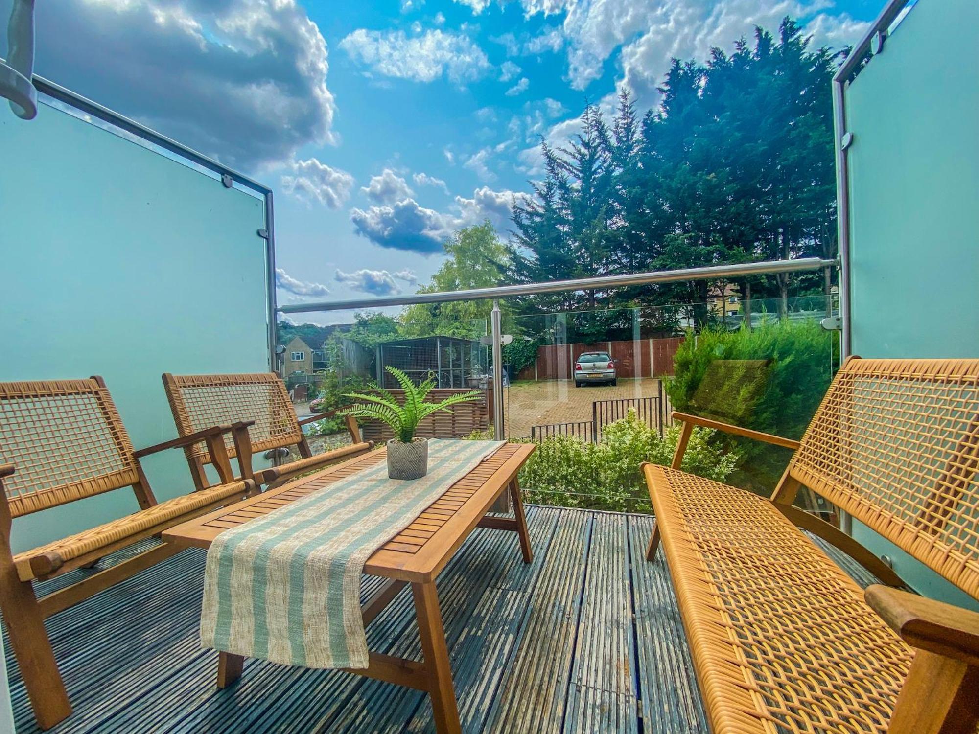 2 Bedroom City Centre Apartment In High Wycombe With Parking Ngoại thất bức ảnh