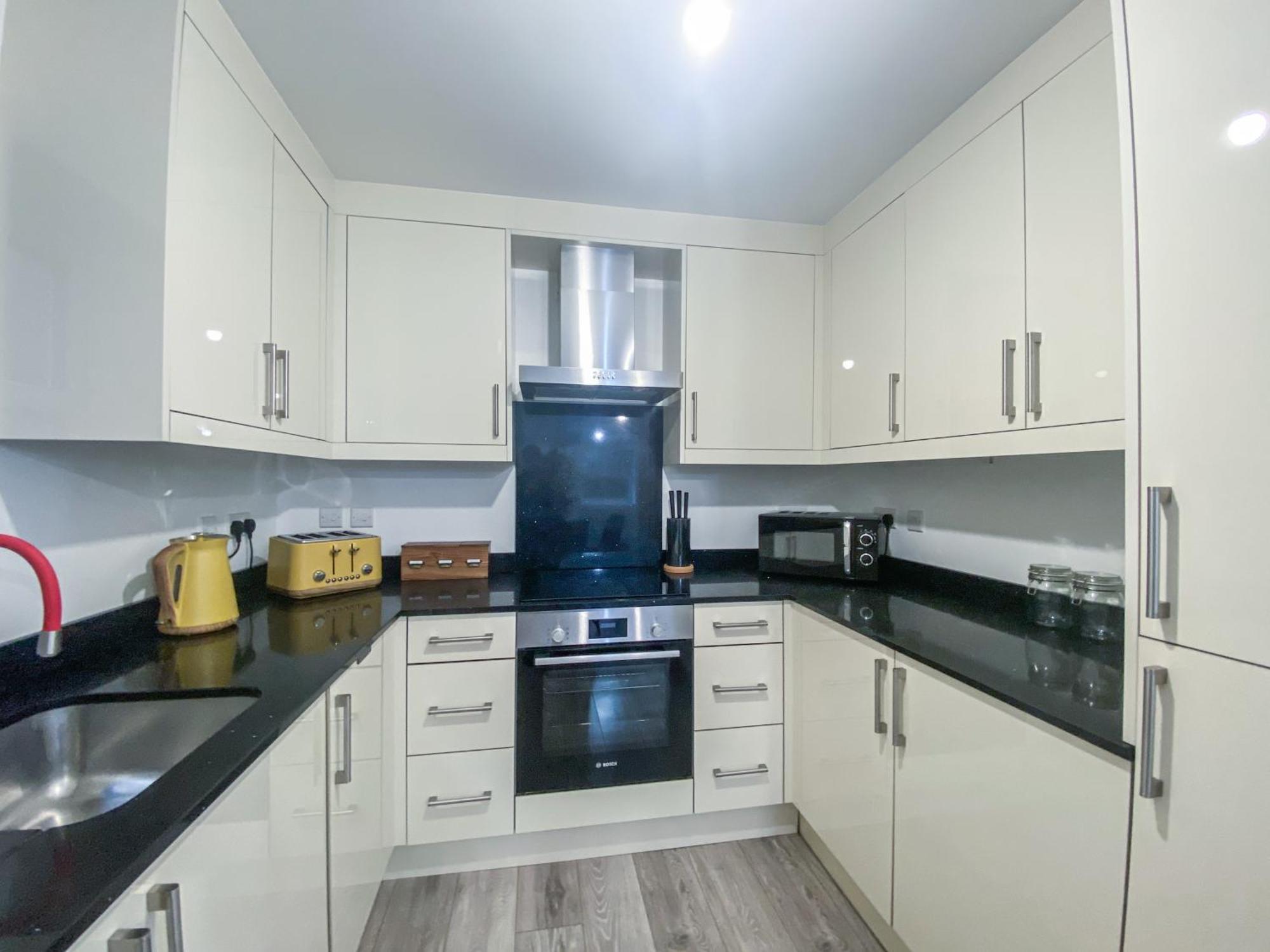 2 Bedroom City Centre Apartment In High Wycombe With Parking Ngoại thất bức ảnh
