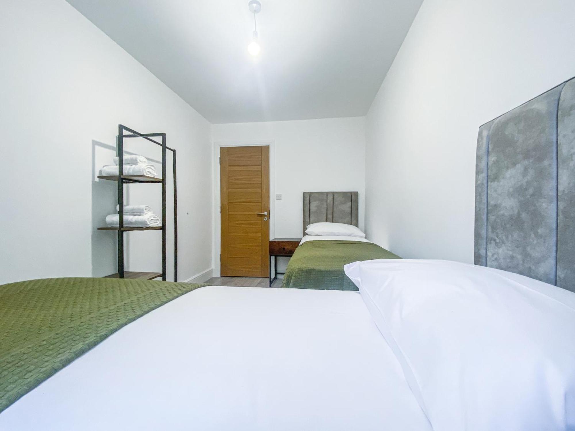 2 Bedroom City Centre Apartment In High Wycombe With Parking Ngoại thất bức ảnh