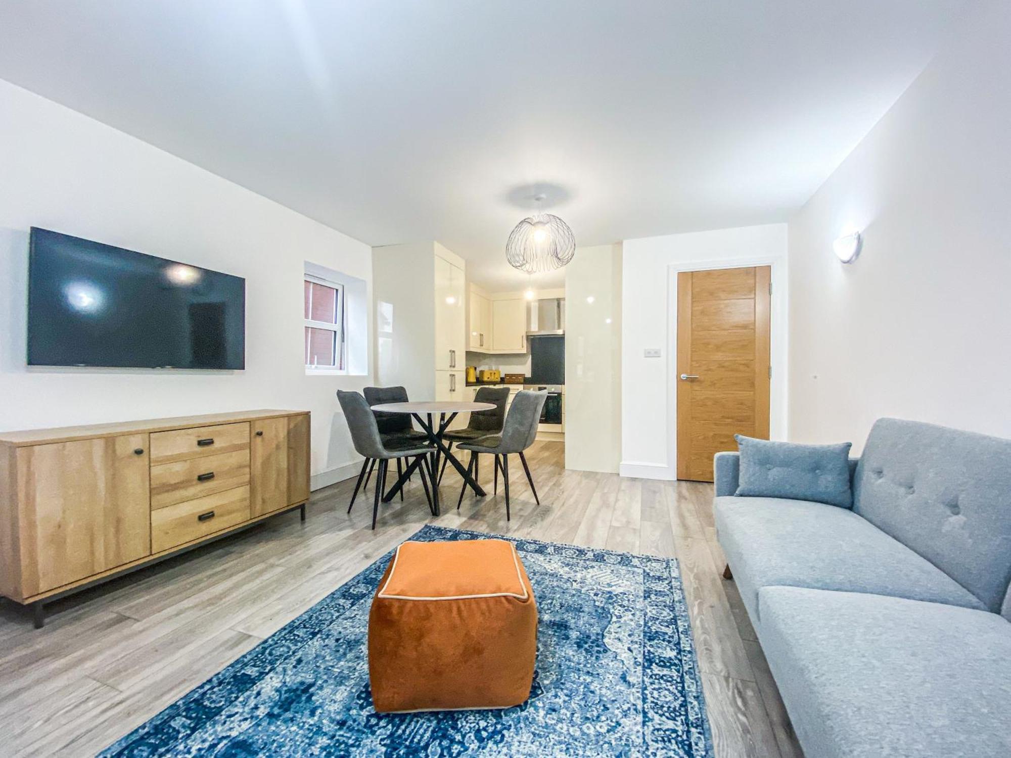2 Bedroom City Centre Apartment In High Wycombe With Parking Ngoại thất bức ảnh