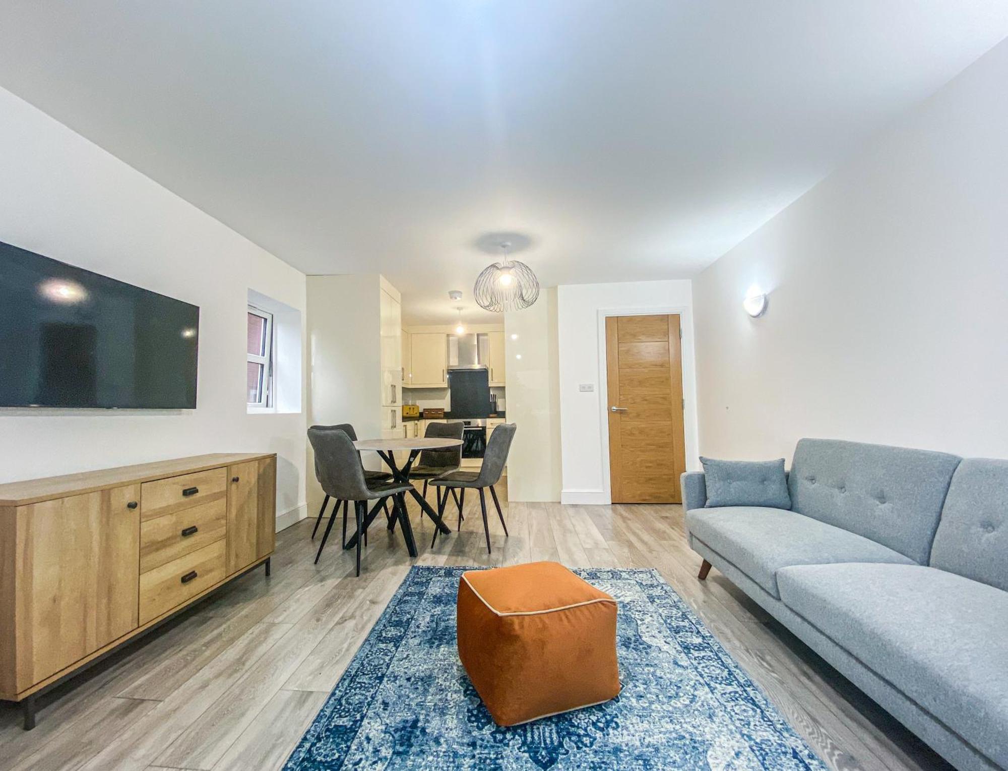 2 Bedroom City Centre Apartment In High Wycombe With Parking Ngoại thất bức ảnh