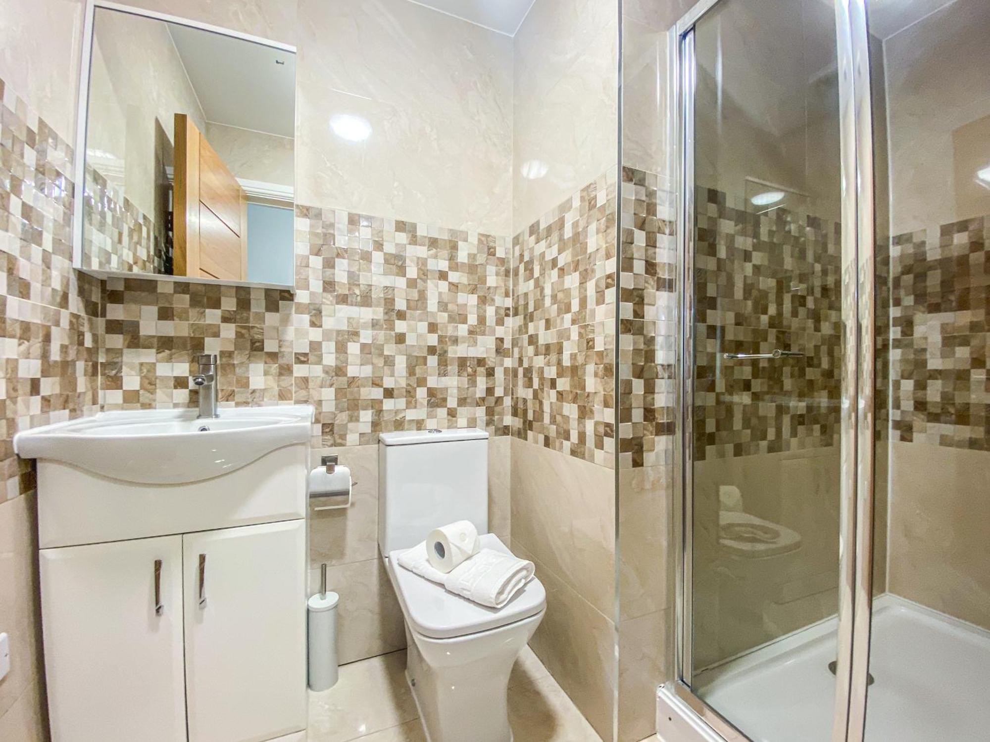 2 Bedroom City Centre Apartment In High Wycombe With Parking Ngoại thất bức ảnh