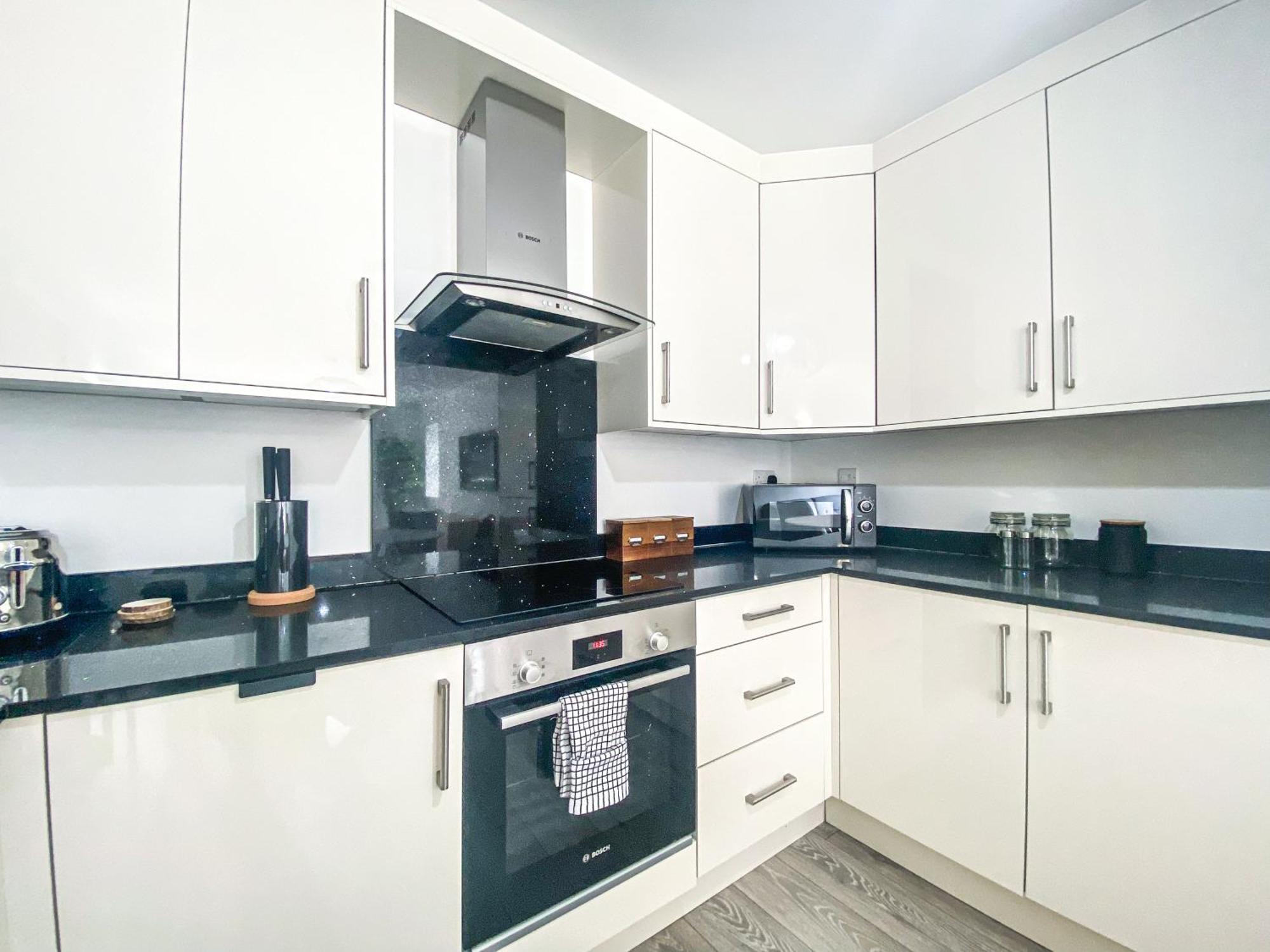 2 Bedroom City Centre Apartment In High Wycombe With Parking Ngoại thất bức ảnh