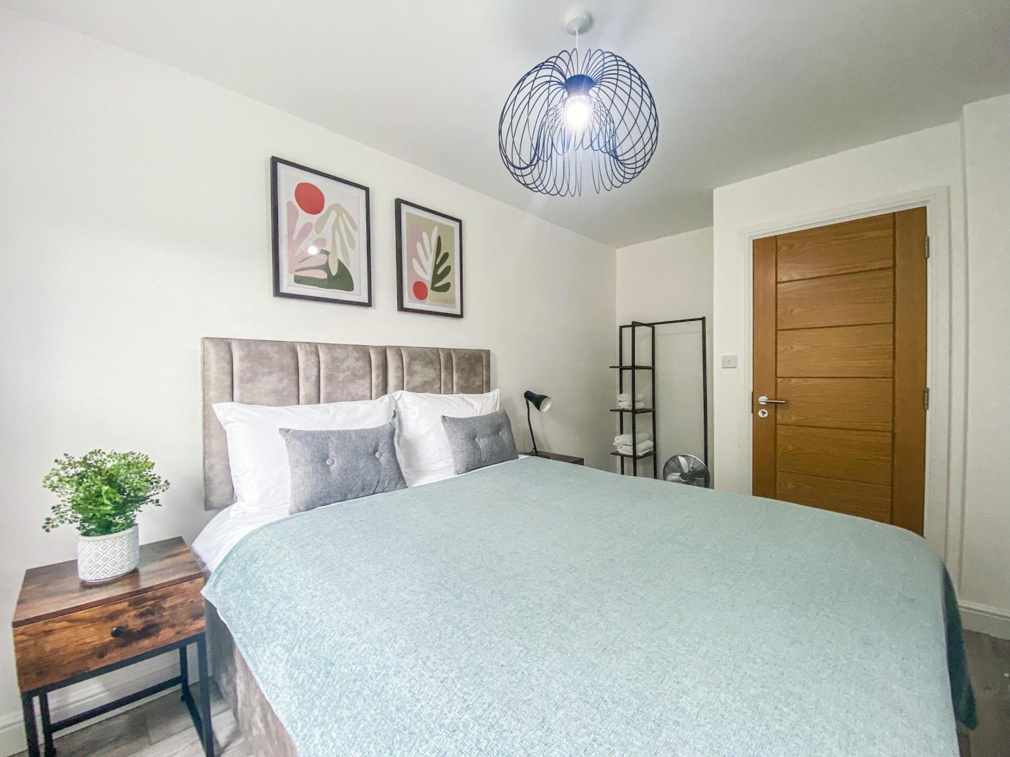 2 Bedroom City Centre Apartment In High Wycombe With Parking Ngoại thất bức ảnh
