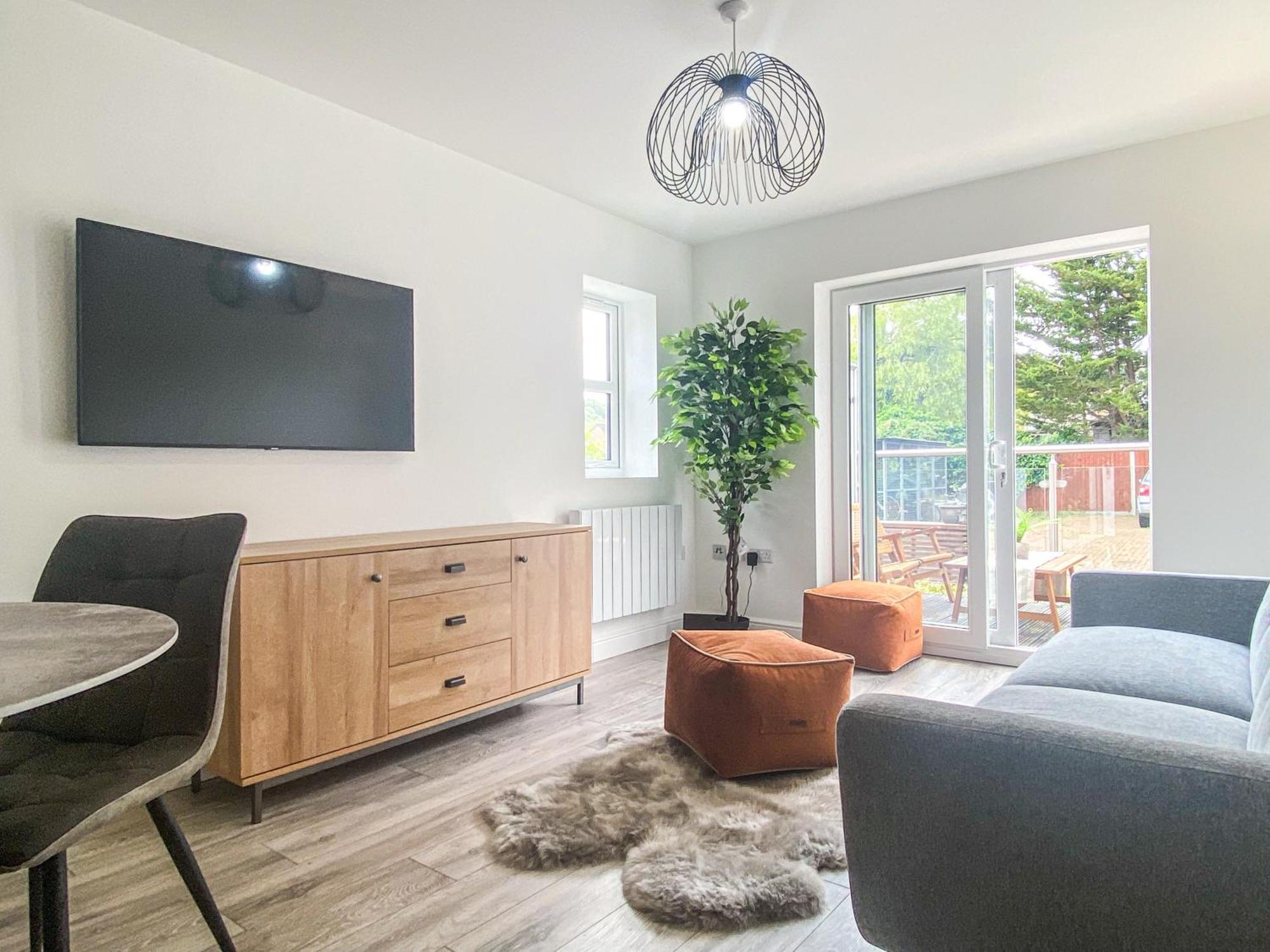 2 Bedroom City Centre Apartment In High Wycombe With Parking Ngoại thất bức ảnh
