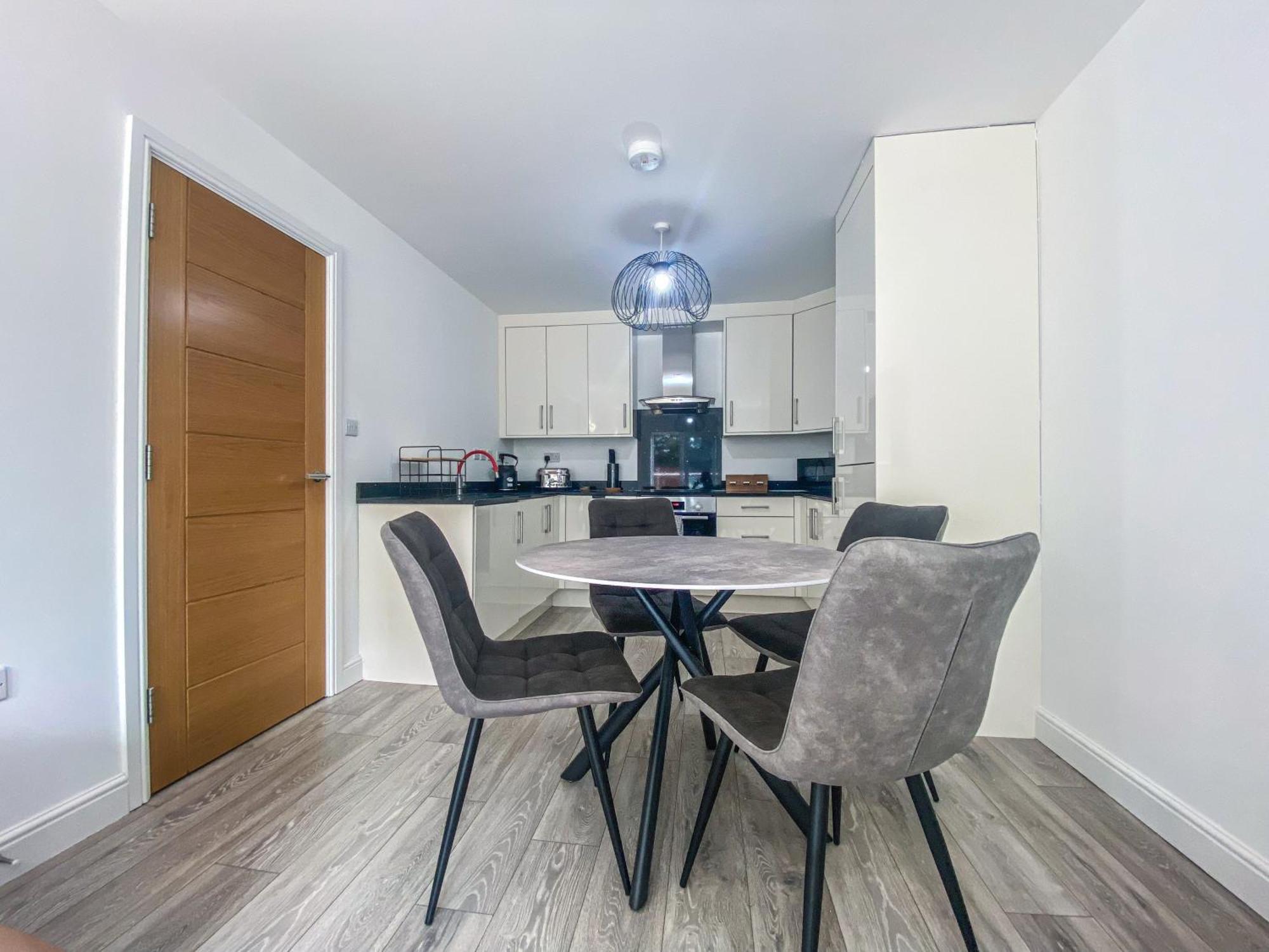 2 Bedroom City Centre Apartment In High Wycombe With Parking Ngoại thất bức ảnh