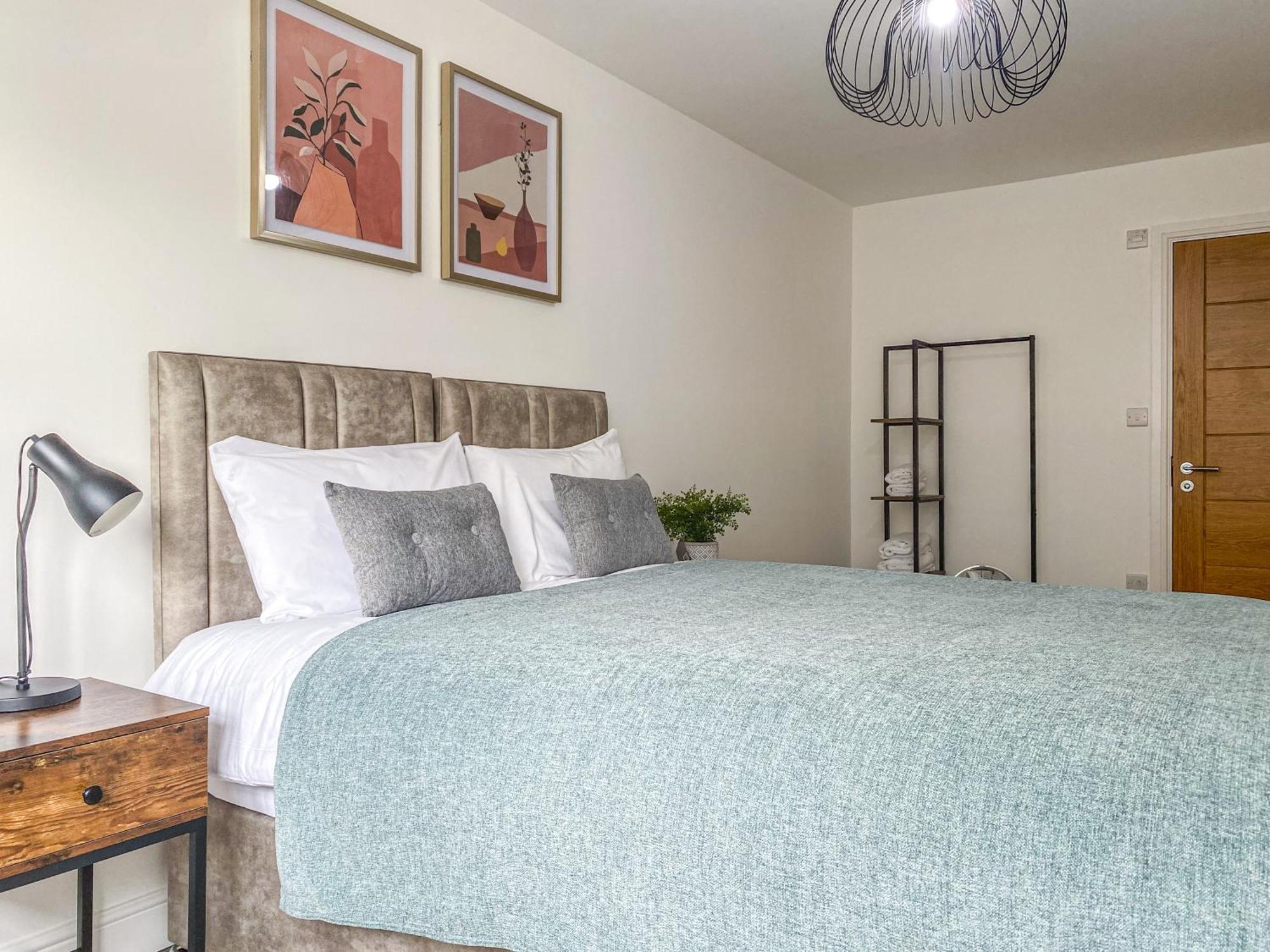 2 Bedroom City Centre Apartment In High Wycombe With Parking Ngoại thất bức ảnh