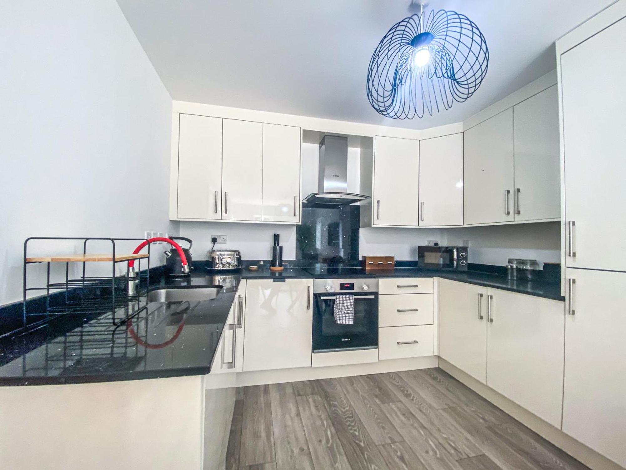 2 Bedroom City Centre Apartment In High Wycombe With Parking Ngoại thất bức ảnh