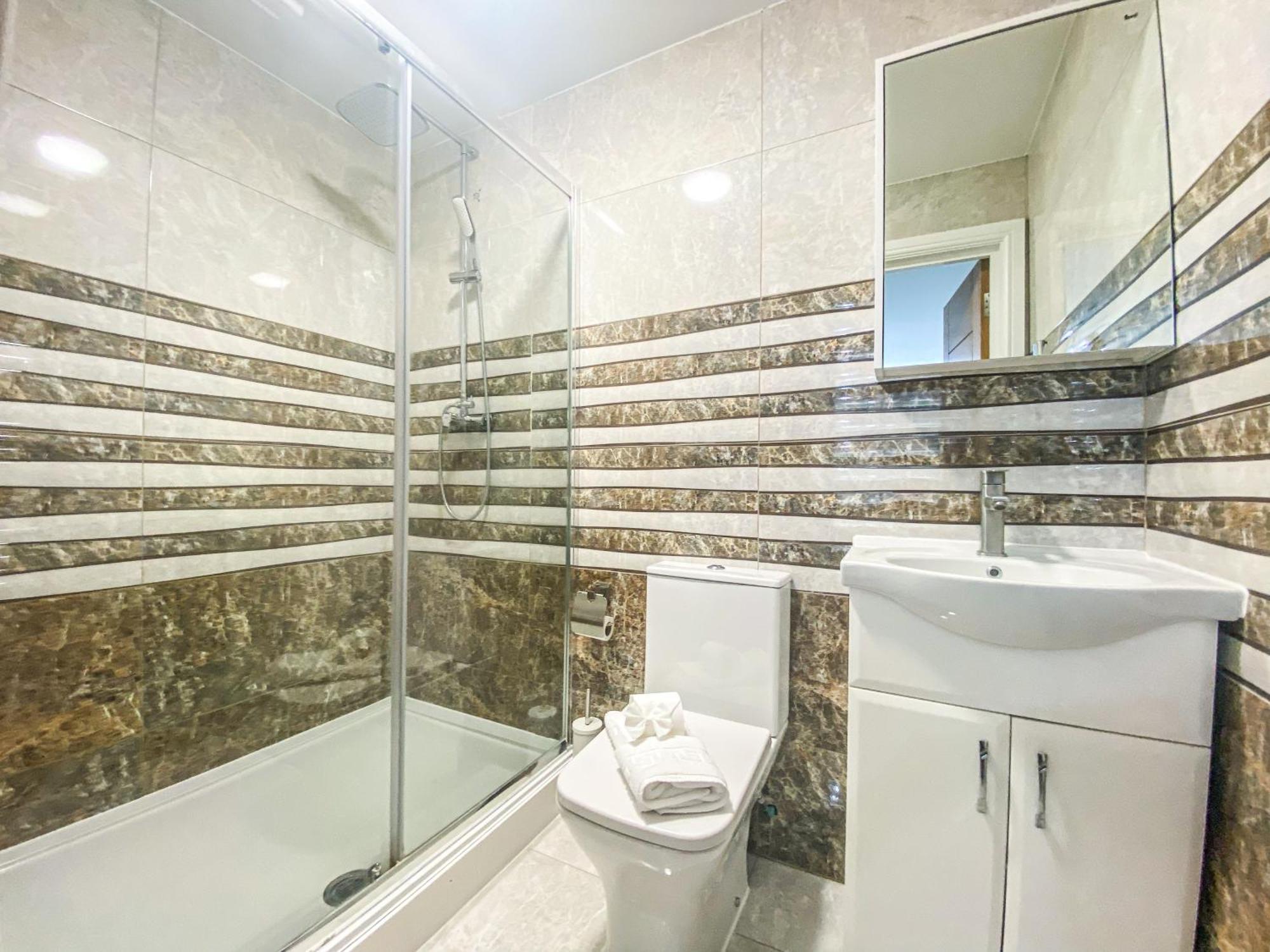 2 Bedroom City Centre Apartment In High Wycombe With Parking Ngoại thất bức ảnh