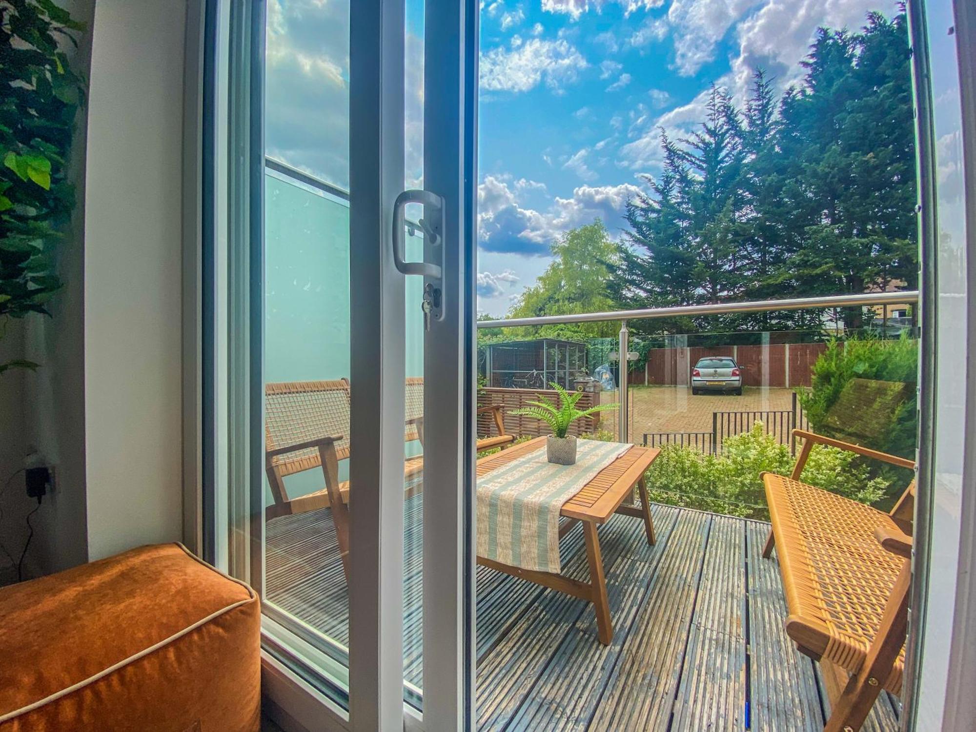 2 Bedroom City Centre Apartment In High Wycombe With Parking Ngoại thất bức ảnh